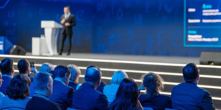 How to start a speech impactfully: techniques to capture your audience’s attention