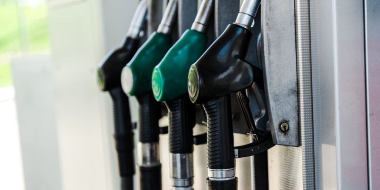 U.S. fuel prices hit $4 a gallon