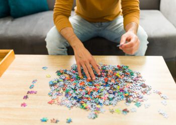 ‘Mentally active’ sitting may reduce dementia risk, study finds