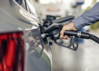 Oil drops 5% as Iran agree to stop attacks if U.S. maintains pause