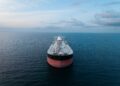 Oil prices drop 2% amid Iran-Oman discussions to reopen the Strait of Hormuz