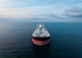 Oil prices drop 2% amid Iran-Oman discussions to reopen the Strait of Hormuz