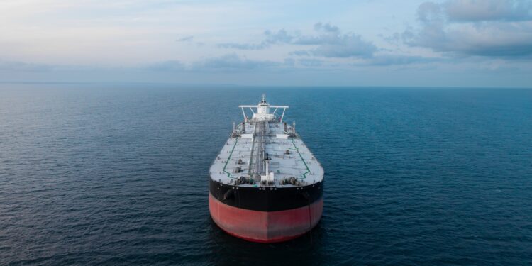 Oil prices drop 2% amid Iran-Oman discussions to reopen the Strait of Hormuz