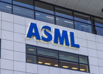 ASML CEO announces record sales, raises guidance