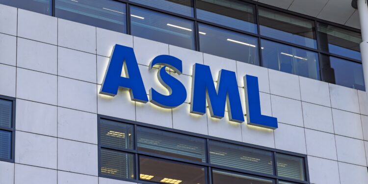 ASML CEO announces record sales, raises guidance
